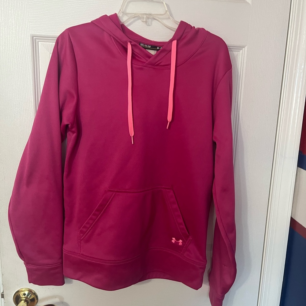 Under Armour women medium hoodie kangaroo pocket and soft inside pretty comfy